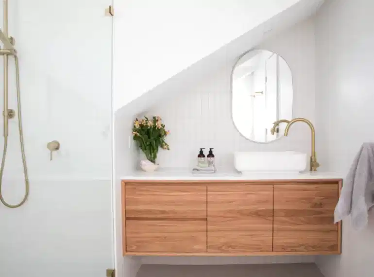 Tezgah üstü lavabo, ahşap asma banyo dolabı ve gold batarya ile modern banyo tasarımı